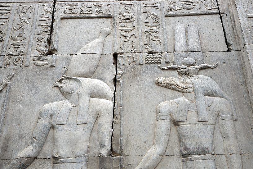 52 MAK_6368.jpg - Sobek è il dio della fertilità, dell'acqua e del Nilo; Horus è il dio del cielo, del sole e della regalità, la sua presenza accanto a Sobek sottolinea l'equilibrio tra le forze terrestri (l'acqua) e quelle celesti.